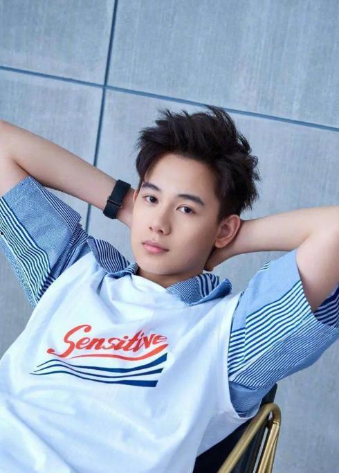 穿越成女明星和霸总谈恋爱