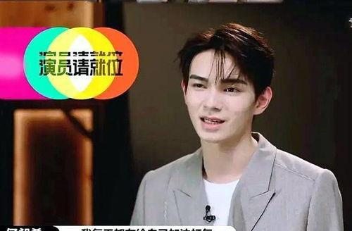 穿越成女明星和霸总谈恋爱